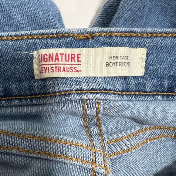 Levi Strauss Signature Women’s Mid Rise Slim Fit Boyfriend Jeans Size 10 Denim - Picture 3 of 5